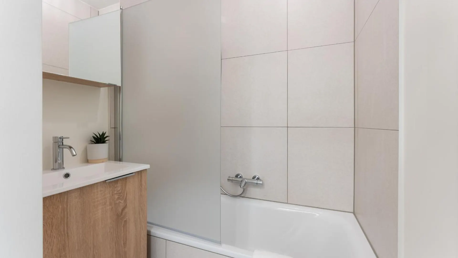 Lichtrijk En Ruim Appartement Met Zeezicht - 5P Ostende Bélgica