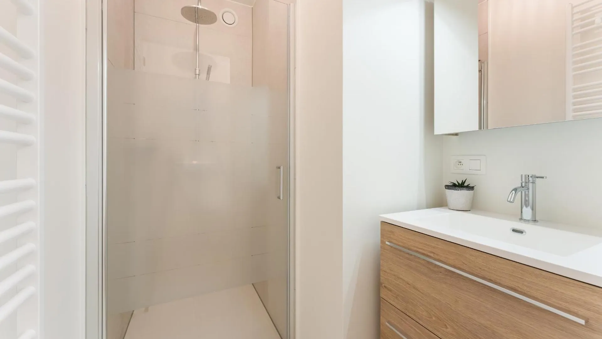 Lichtrijk En Ruim Appartement Met Zeezicht - 5P Ostende